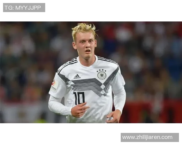 墙布足球球星崛起之路 从默默无闻到全球瞩目背后的奋斗与荣耀